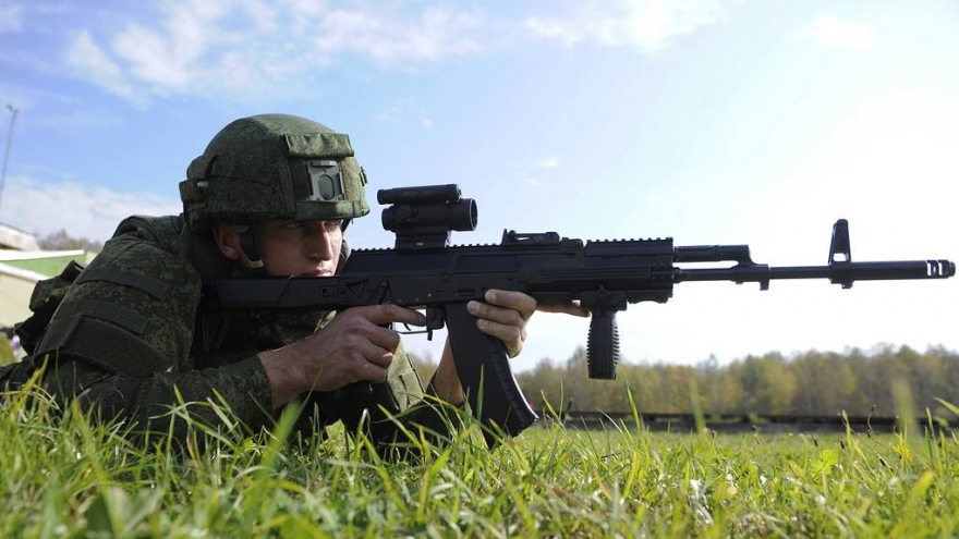 Nga đưa lô súng trường tấn công AK-12 mới điều chỉnh tới chiến trường Ukraine